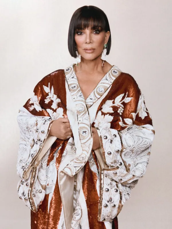 Η Kris Jenner με εντυπωσιακό κεντητό ένδυμα στο Met Gala.