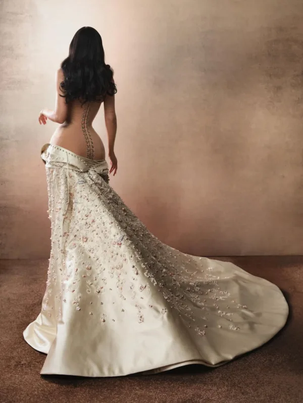 Η Kylie Jenner με το beauty look της από το Met Gala και τα χαρακτηριστικά φρύδια της.
