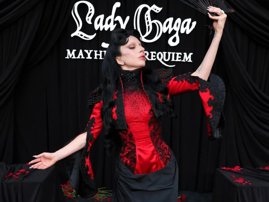 «Apple Music Live: Lady Gaga MAYHEM Requiem»: Η εντυπωσιακή εμφάνιση της Lady Gaga στην πρεμιέρα
