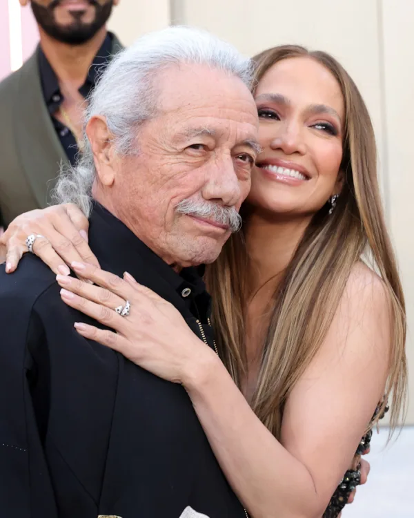 Jennifer Lopez και Edward James Olmos ξανά μαζί 30 χρόνια μετά την ταινία «Selena» σε μια συγκινητική επανένωση.