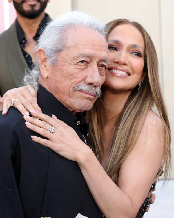 Jennifer Lopez και Edward James Olmos ξανά μαζί 30 χρόνια μετά την ταινία «Selena» σε μια συγκινητική επανένωση.