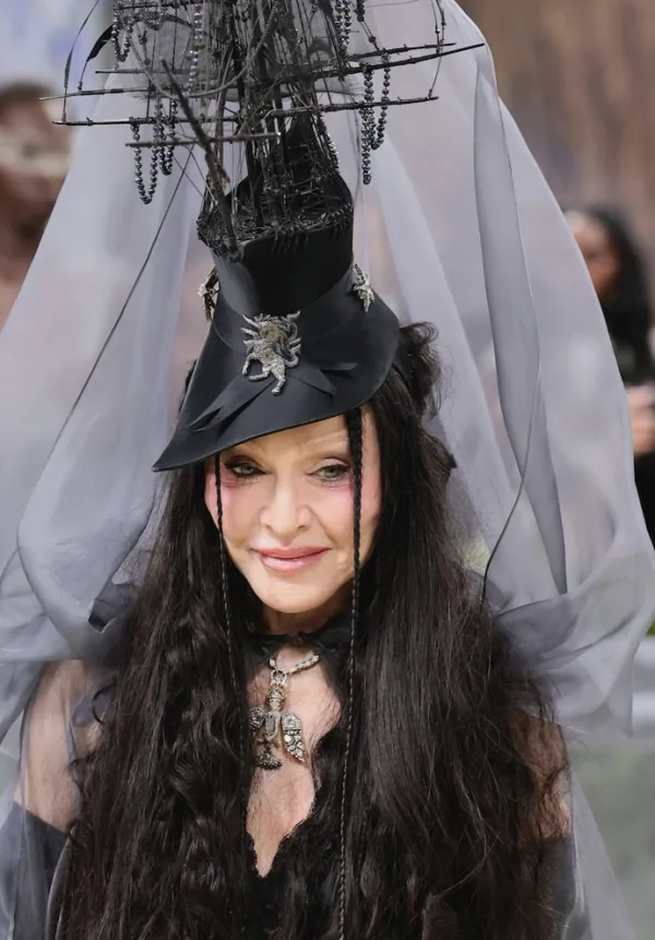 Η Madonna με εντυπωσιακό headpiece και Saint Laurent δημιουργία στο Met Gala 2026.
