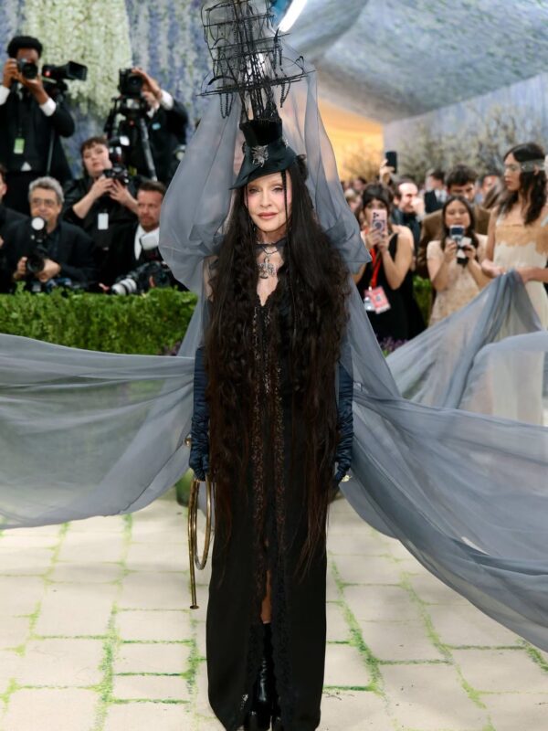 Η Madonna με εντυπωσιακό headpiece και Saint Laurent δημιουργία στο Met Gala 2026.