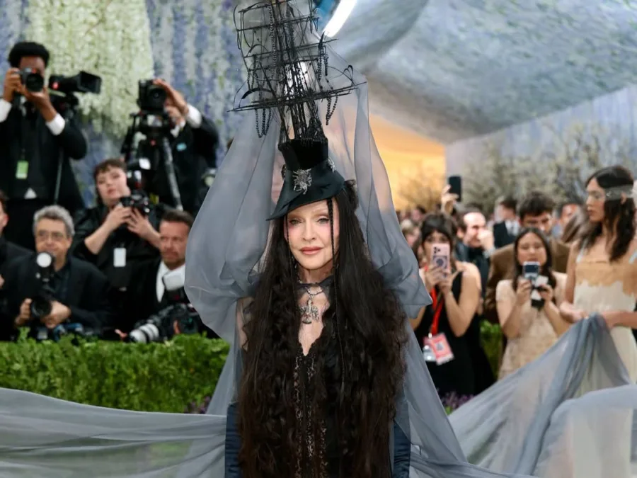 Η Madonna με εντυπωσιακό headpiece και Saint Laurent δημιουργία στο Met Gala 2026.