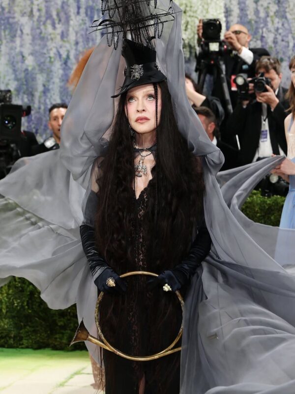 Η Madonna με εντυπωσιακό headpiece και Saint Laurent δημιουργία στο Met Gala 2026.