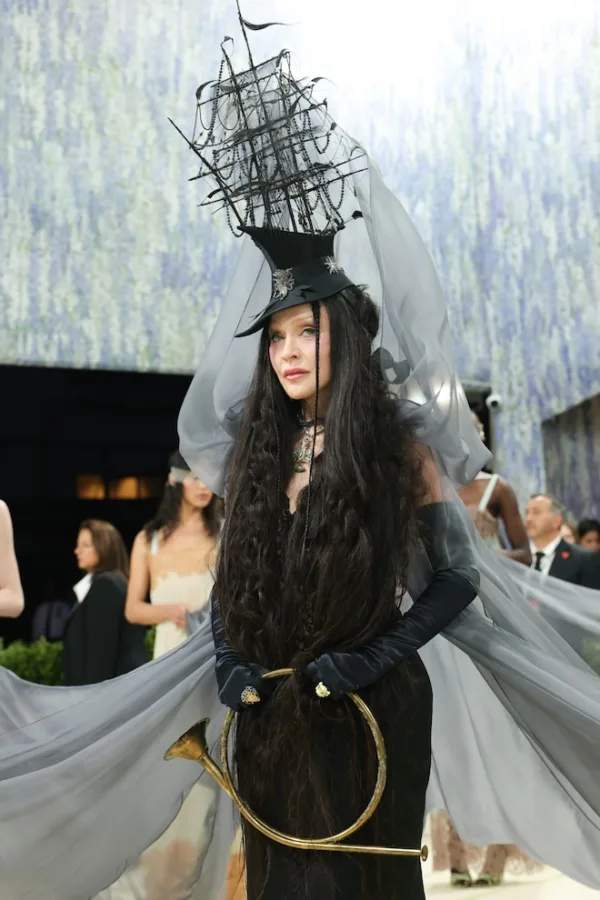 Η Madonna με εντυπωσιακό headpiece και Saint Laurent δημιουργία στο Met Gala 2026.
