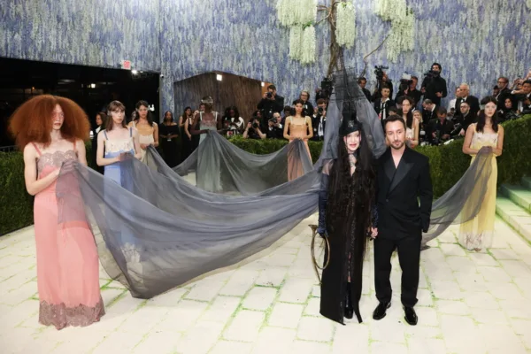 Εντυπωσιακή εμφάνιση στο κόκκινο χαλί του Met Gala 2026.