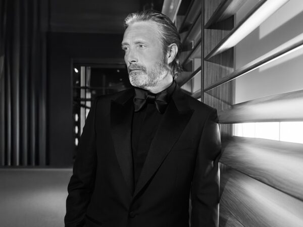 Ο Mads Mikkelsen ποζάρει κομψά με σμόκιν, αναμένοντας τις νέες κινηματογραφικές πρεμιέρες.