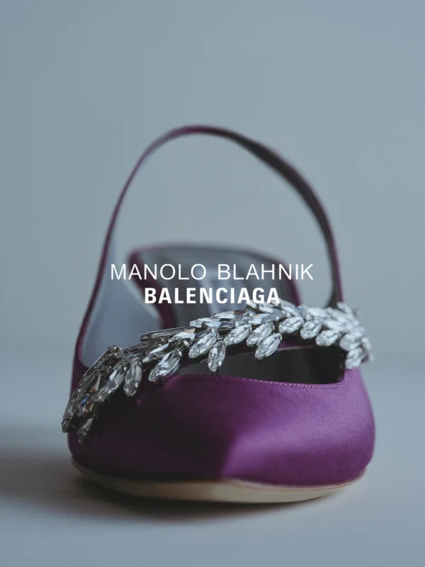 Η high-fashion συλλογή Balenciaga x Manolo Blahnik παρουσιάζει ένα μωβ σατέν παπούτσι με κρυστάλλινη διακόσμηση.