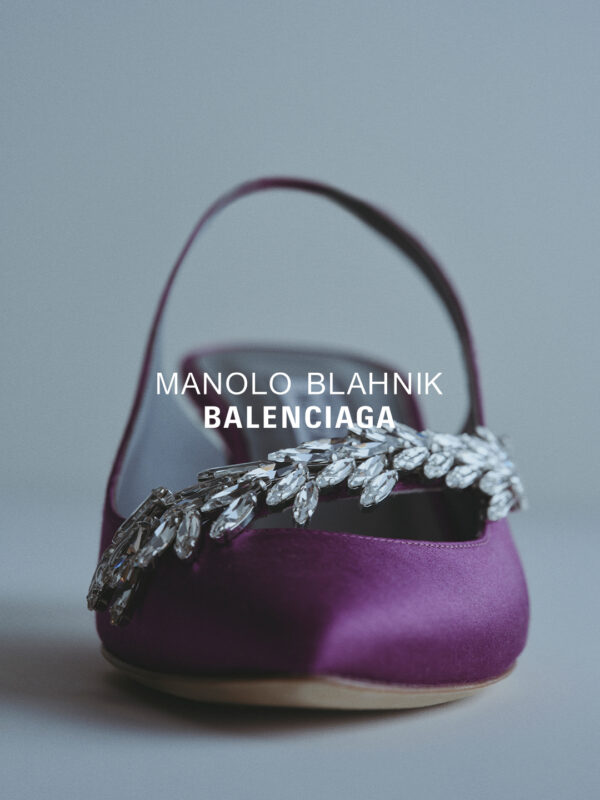 Η high-fashion συλλογή Balenciaga x Manolo Blahnik παρουσιάζει ένα μωβ σατέν παπούτσι με κρυστάλλινη διακόσμηση.