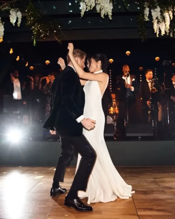 Η Meghan Markle και ο Πρίγκιπας Harry χορεύουν στην 8η επέτειο του γάμου τους, γιορτάζοντας την ξεχωριστή τους ημέρα.