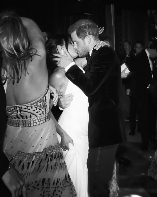 Η Meghan Markle και ο Πρίγκιπας Harry γιορτάζουν την 8η επέτειο γάμου τους με ένα τρυφερό φιλί.