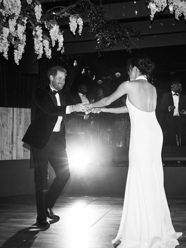 Η Meghan Markle και ο Πρίγκιπας Harry γιορτάζουν την 8η επέτειο γάμου χορεύοντας σε μια βραδινή εκδήλωση.