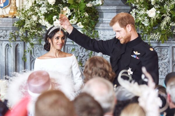 Η Meghan Markle και ο Πρίγκιπας Harry γιορτάζουν την επέτειο γάμου τους με ένα ποτήρι σαμπάνιας, όπως δείχνει η φωτογραφία.