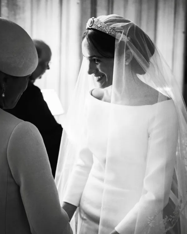 Η Meghan Markle με νυφικό και τιάρα, γιορτάζει την 8η επέτειο γάμου με τον Πρίγκιπα Harry.