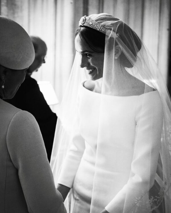 Η Meghan Markle με νυφικό και τιάρα, γιορτάζει την 8η επέτειο γάμου με τον Πρίγκιπα Harry.