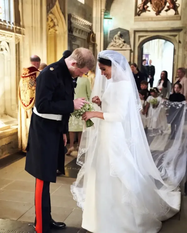 Η Meghan Markle και ο Πρίγκιπας Harry ανταλλάσσουν βλέμματα κατά τη διάρκεια του γάμου τους, γιορτάζοντας την επέτειο.