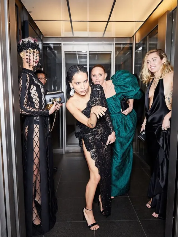 Επίσημο λογότυπο του Met Gala από τον λογαριασμό της διοργάνωσης στο Instagram.