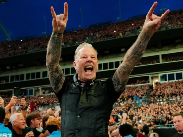 Ο James Hetfield των Metallica κατά την άφιξή του στην Αθήνα για τη συναυλία στο ΟΑΚΑ.