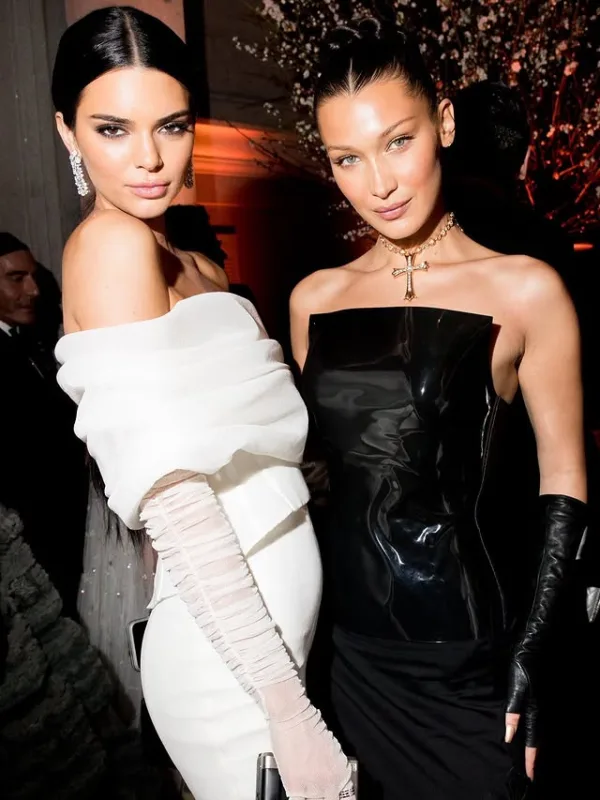 Επίσημο λογότυπο του Met Gala από τον επίσημο λογαριασμό της διοργάνωσης στο Instagram.