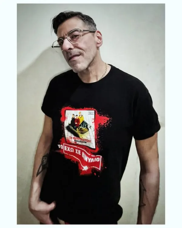 Ο Μιθριδάτης με μπλουζάκι που αναφέρεται στα Ημισκούμπρια και την επιτυχία τους.