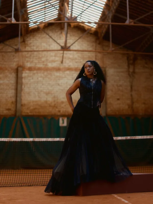 Η Naomi Osaka ποζάρει με custom haute couture δημιουργία σε ένα γήπεδο τένις, ανανεώνοντας το στυλ του «tenniscore».