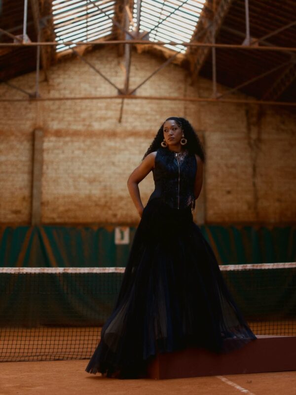 Η Naomi Osaka ποζάρει με custom haute couture δημιουργία σε ένα γήπεδο τένις, ανανεώνοντας το στυλ του «tenniscore».