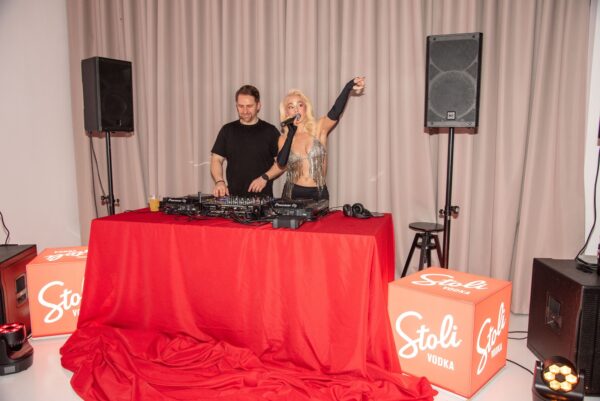 Η Natasha Kay τραγουδάει στο πλευρό του DJ σε μια λαμπερή βραδιά παρουσίασης του νέου της EP «Nightdose».