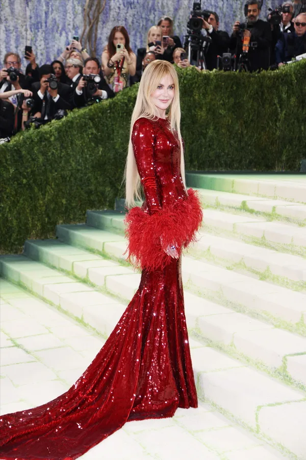 Εντυπωσιακή εμφάνιση στο κόκκινο χαλί του Met Gala 2026.