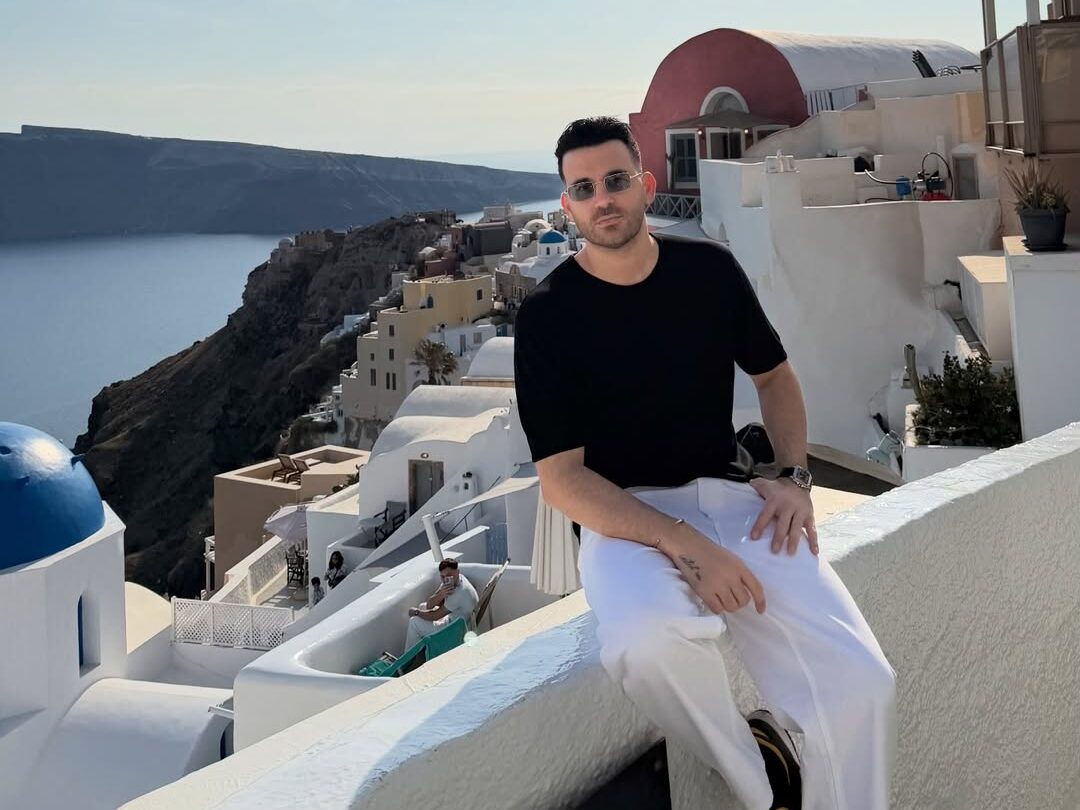 Ο Νικηφόρος έγινε μουσικός του δρόμου στη Ρουμανία και έκανε viral το «Υποσχέσου»