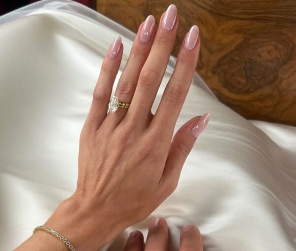 Old Money manicure: Το κομψό nail trend που έχει κατακτήσει τη Νέα Υόρκη