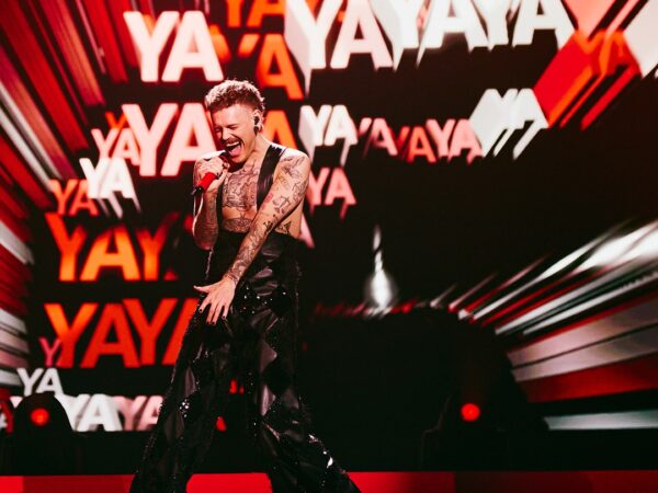 Eurovision 2026: Η Νορβηγία «έκλεισε» τον Β’ Ημιτελικό με το εκρηκτικό «YA YA YA»!