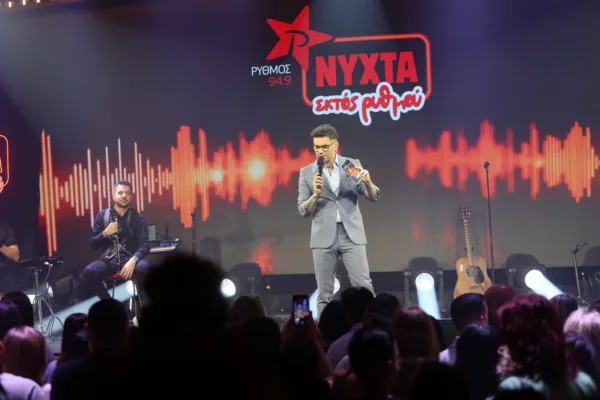 Ο Πάνος Κιάμος παρουσιάζει το μουσικό show «Νύχτα εκτός ρυθμού» με τον Ρυθμό 94.9 στην σκηνή.