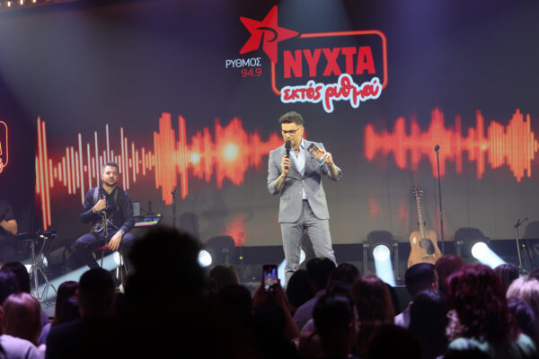 Ο Πάνος Κιάμος παρουσιάζει το μουσικό show «Νύχτα εκτός ρυθμού» με τον Ρυθμό 94.9 στην σκηνή.