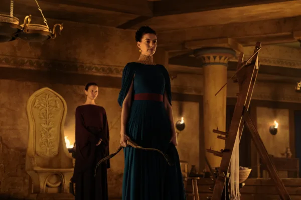 Η Mia Goth ως Μελανθώ και η Anne Hathaway ως Πηνελόπη στην ταινία The Odyssey του Christopher Nolan.