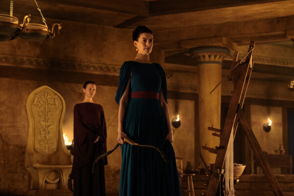 Η Mia Goth ως Μελανθώ και η Anne Hathaway ως Πηνελόπη στην ταινία The Odyssey του Christopher Nolan.