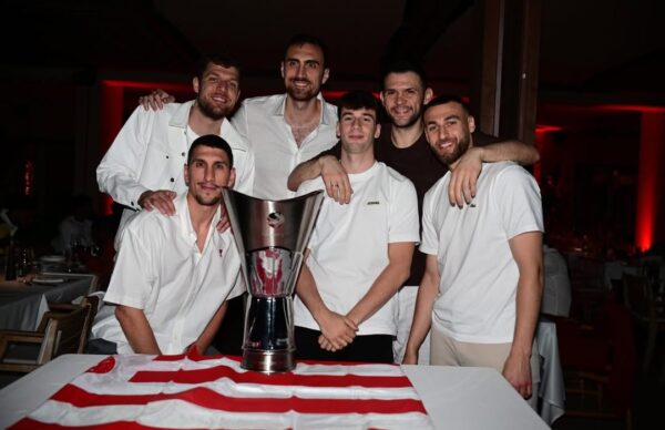 Ο Ολυμπιακός πανηγύρισε την Euroleague στην Εύη Κουλκουβίνη