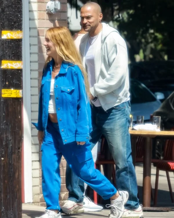 Ο Jesse Williams, ο αγαπημένος γιατρός του «Grey’s Anatomy», περπατάει δίπλα σε μια γυναίκα φορώντας casual ρούχα.