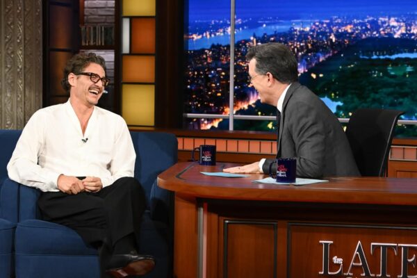 «The Late Show with Stephen Colbert»: Το αποχαιρετιστήριο φιλί του Pedro Pascal στον Stephen Colbert