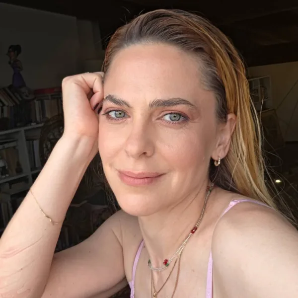 Κοντινό πορτρέτο της Ρένας Μόρφη σε εσωτερικό χώρο
