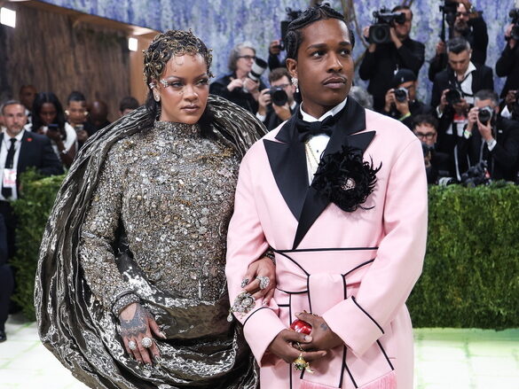 Η Rihanna στο πλευρό του A$AP Rocky – Η τρυφερή εμφάνιση με τους γιους τους στη συναυλία του Παρισιού