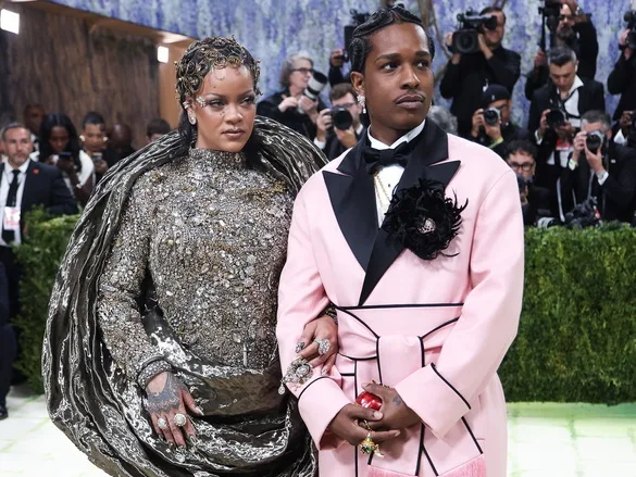 Εντυπωσιακή εμφάνιση στο κόκκινο χαλί του Met Gala 2026.