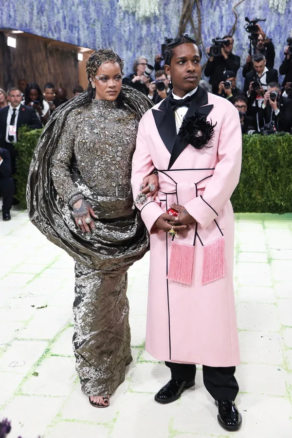 Εντυπωσιακή εμφάνιση στο κόκκινο χαλί του Met Gala 2026.