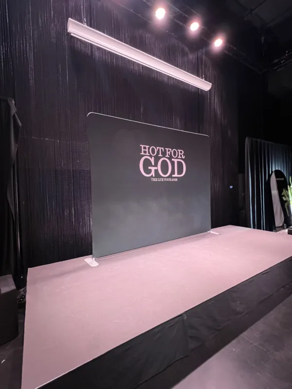 Σκηνικό με το λογότυπο "HOT FOR GOD THE LUX TOUR 2023" στο Άμστερνταμ, κατά τη διάρκεια του ταξιδιού της Rosalía.