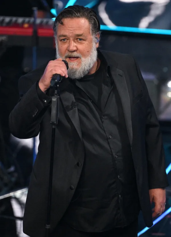 Ο Russell Crowe τραγουδάει σε εκδήλωση, μετά το περιστατικό με τους fans του στο Παρίσι.