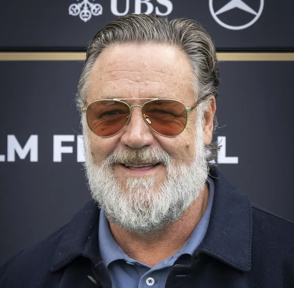 Ο Russell Crowe χαμογελάει φορώντας γυαλιά ηλίου, μετά το περιστατικό με τους fans του έξω από ξενοδοχείο στο Παρίσι.