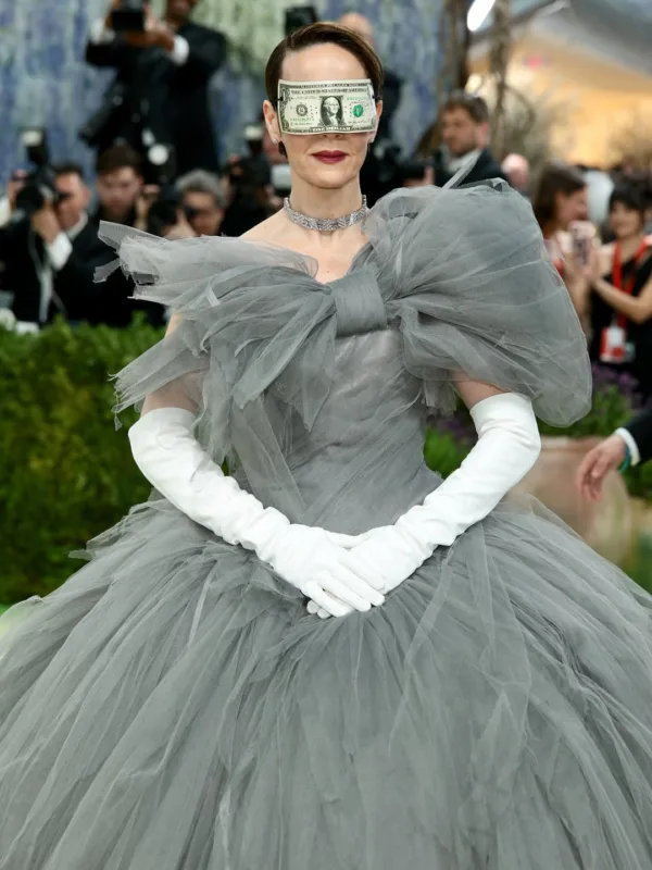 Η Sarah Paulson με couture σύνολο στο κόκκινο χαλί του Met Gala 2026.