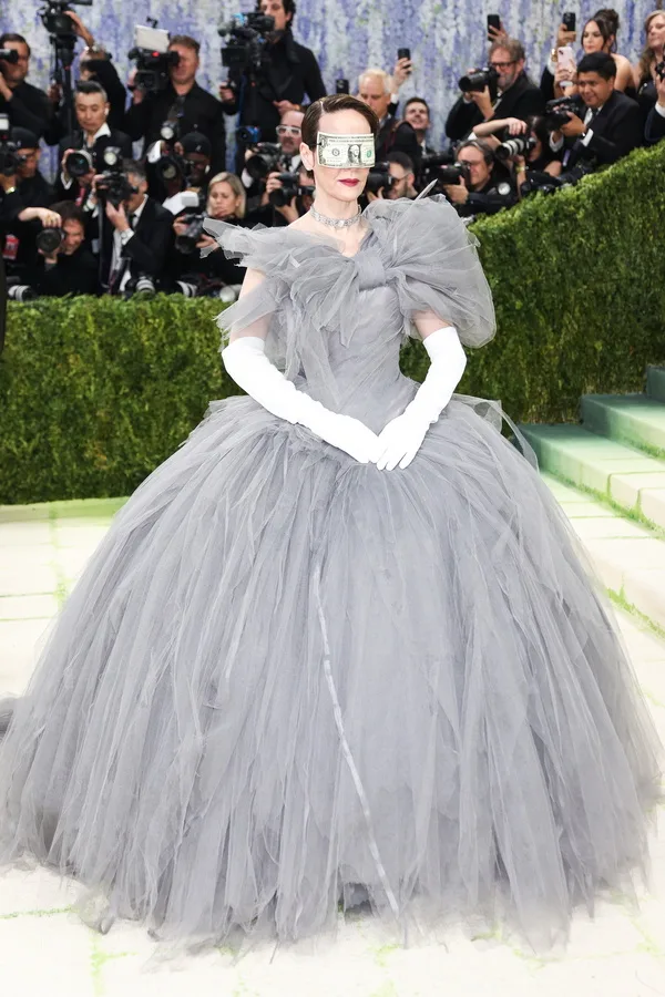 Εντυπωσιακή εμφάνιση στο κόκκινο χαλί του Met Gala 2026.