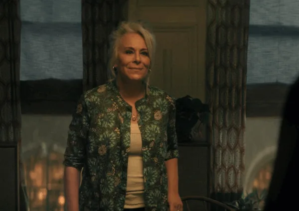 Η ηθοποιός Kim Dickens ως Evelyn στο The Boroughs, η νέα σειρά του Netflix που θυμίζει Stranger Things.