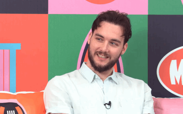 Ο Leroybroughtflowers μιλάει για την Eurovision στο Talk 2 MAD, αναφέροντας ότι η συμμετοχή πρέπει να είναι αυθόρμητη.